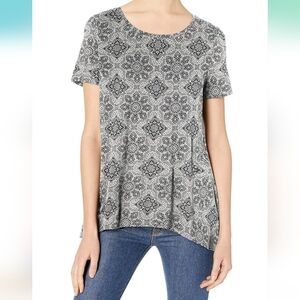 Amazon Essentials top